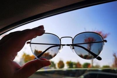 駕駛墨鏡專業偏光，消除80%眩光，昆明高速行車視野更清晰！